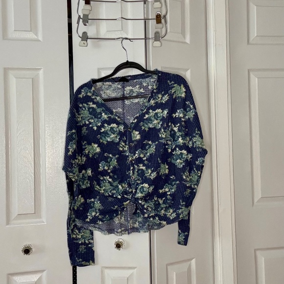 Urban Outfitters Jojo Oversized Waffle Knit Shirt in Blue Floral - Picture 3 of 4